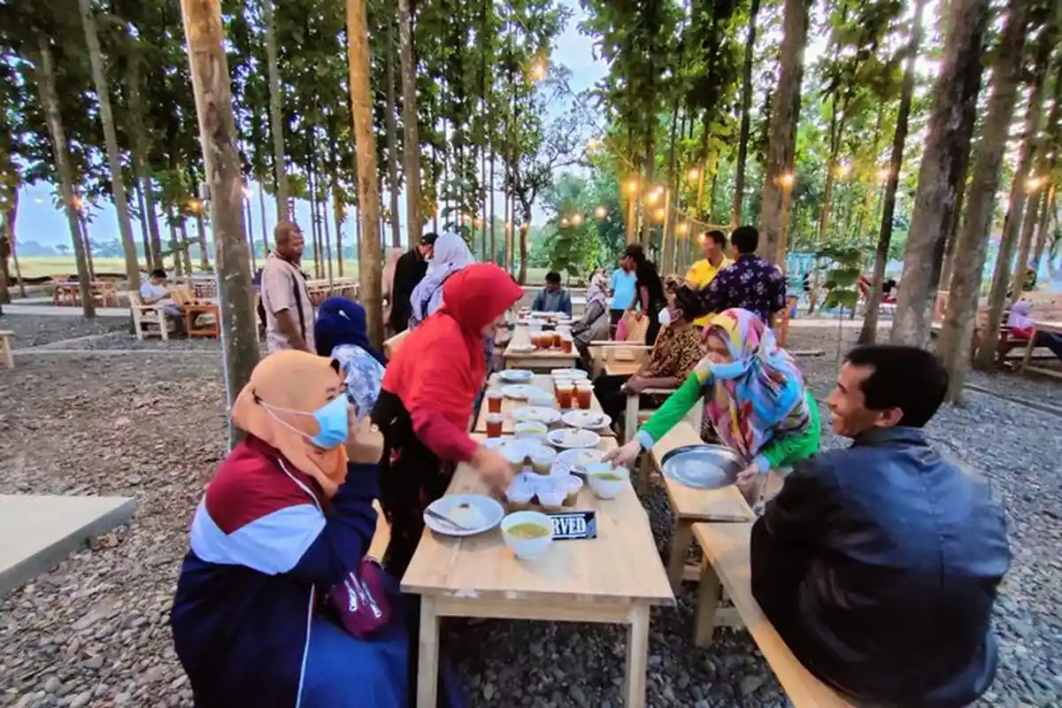 Tempat Buka Puasa di Indramayu, Restoran Dermayu Terrace Suguhkan Suasana Romantis di Kebun Jati