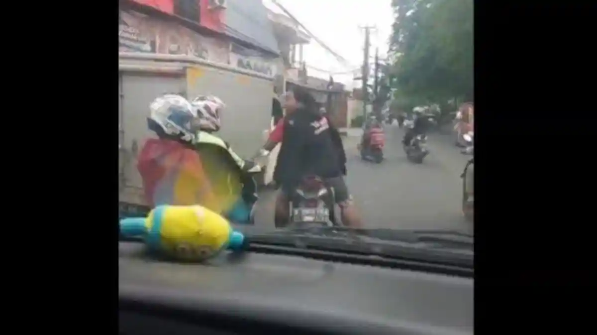 Viral, Kawal Ambulans Bawa Pasien Hendak Operasi, Relawan Diludahi Pengendara Motor di Cikarang 