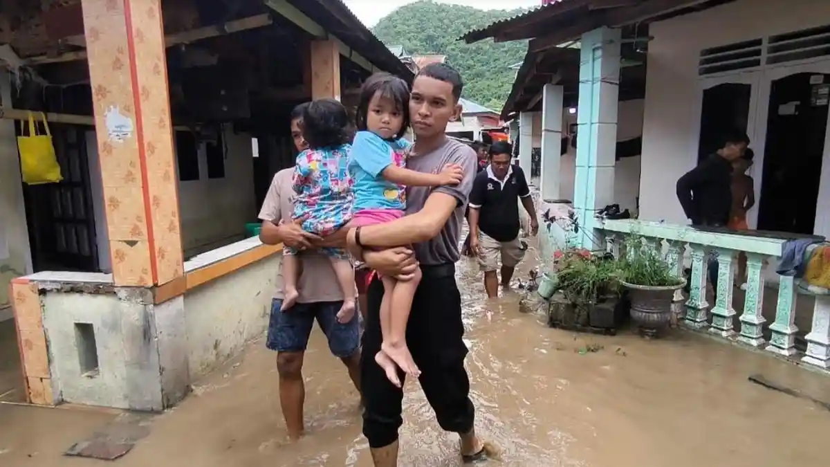 Satu Peleton Polisi Evakuasi Korban Banjir Kota Gorontalo, Anak-anak Dibopong dari Permukiman