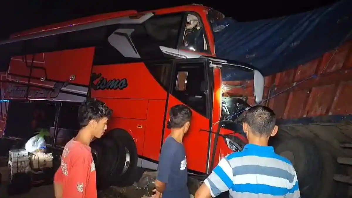 Sopir Ngantuk Bikin Celaka, Bus Jurusan Jakarta-Madura Tabrak Truk dari Belakang di Tol Ngawi