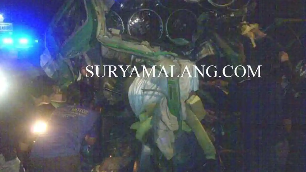 Allah Maha Besar, Sopir Selamat Meski Tiga Jam Terjepit di Badan Truk
