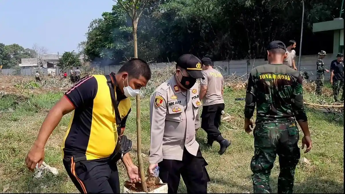 Jajaran Polres Tangsel Gotong-royong Siapkan Markas TNI