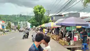 Lapak-pedagang-yang-berjualan-di-sepanjang-Jalan-Trikora-Wosi.jpg
