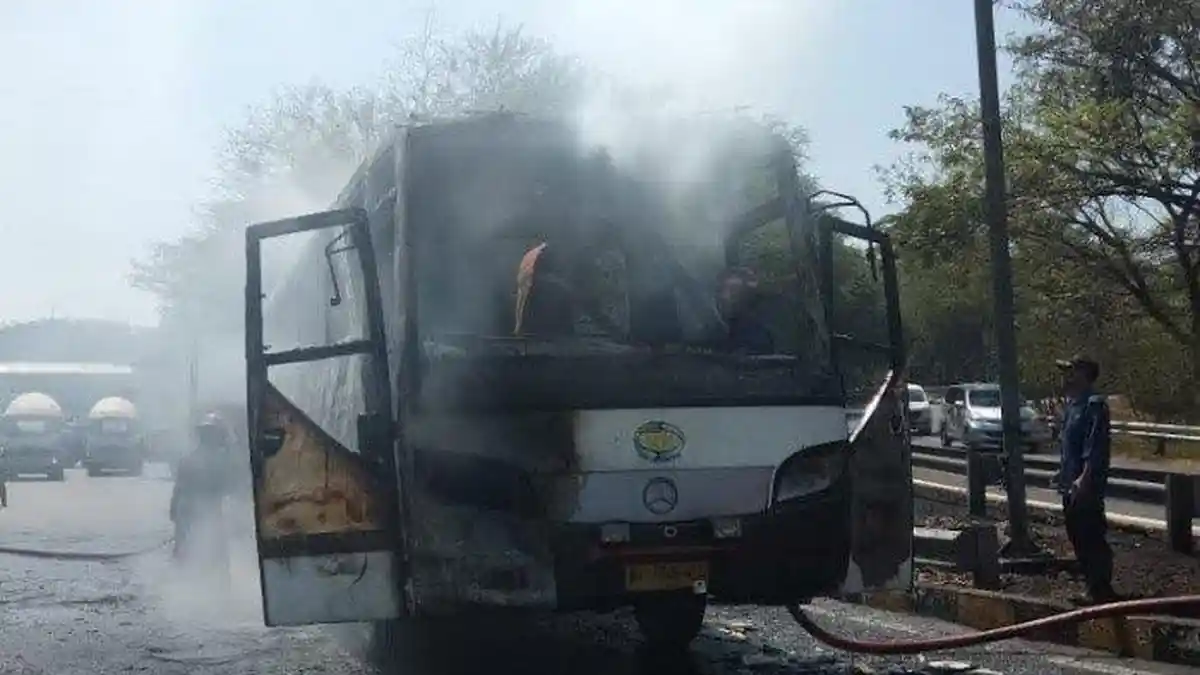 Bus AKAS Surabaya-Banyuwangi Berpenumpang 11 Orang Terbakar di Tol Sidoarjo, Begini Nasib Penumpang