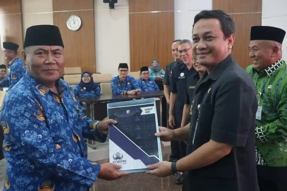 Pemkot Pekalongan Serahkan 5 SK Pensiun dan 11 SK Kenaikan Pangkat