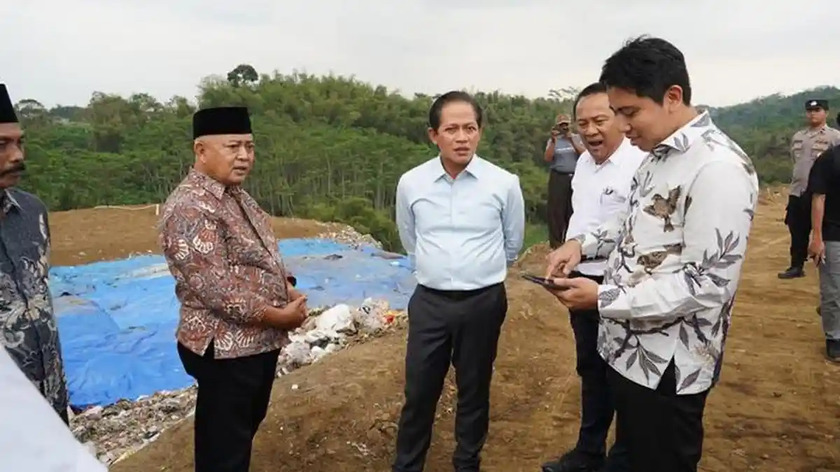 Menteri LH Hanif Tinjau TPA Talangagung Malang, Sarankan Pembangunan Instalasi Pengelolaan Limbah B3