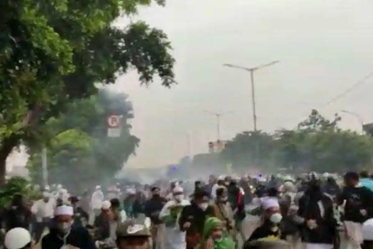 Pendukung Rizieq Shihab Ricuh, Saling Dorong dan Lempar Batu Saat Sidang Vonis, Iwan Fals Sindir Ini