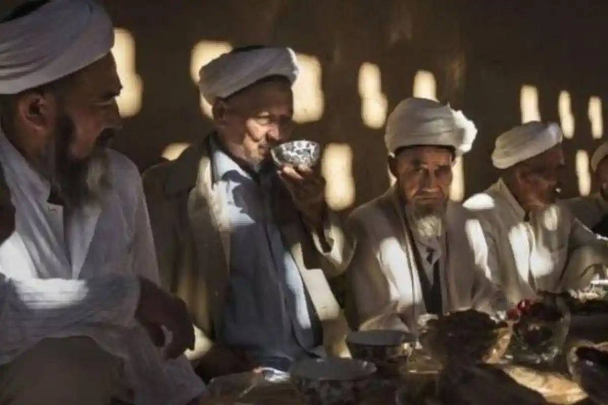 KEJAMNYA Rezin China Pada Bangsa Uighur,Lakukan Lockdown,Ditelanjangi &Diguyur; Disinfektan Mendidih