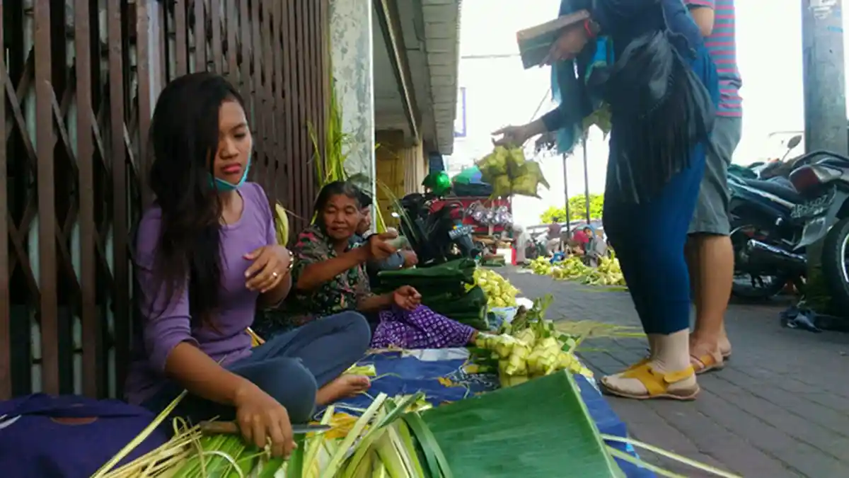 Penjual Ketupat Mulai Ramai di Pasar Kranggan Yogyakarta