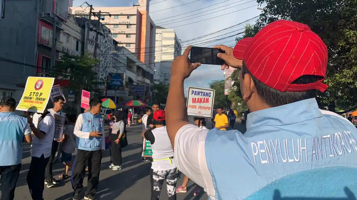 8 NGO Makassar Peringati Hari Anti Korupsi Dunia di Area Car Free Day Boulevard - hari-anti-korupsi-7-15122019.jpg