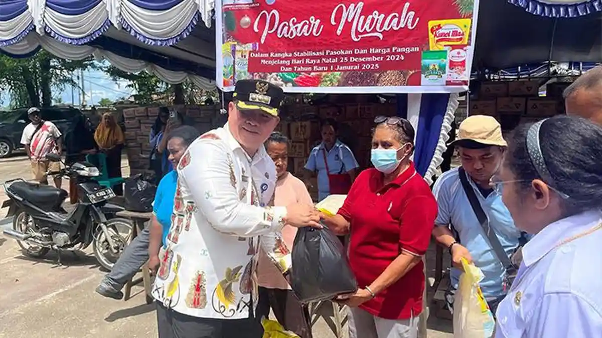 Pj Wali Kota Sorong Buka Pasar Murah Bantu Ringankan Beban Ekonomi Masyarakat 