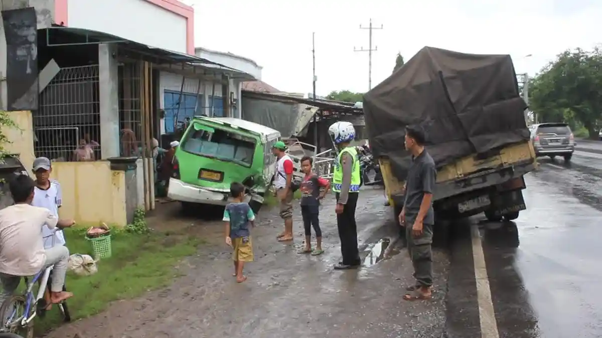 Angkot Turunkan Penumpang, Diseruduk Truk, Terdorong 100 Meter Menabrak Rumah