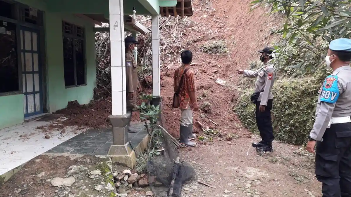 Terjadi Tanah Longsor di Kebumen, 2 Rumah Rusak Tertimpa Longsoran