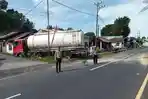 Penertiban-arus-lalu-dilokasi-kejadian-kecelakaan-di-desa-Lopana-Amurang-Timurdfhhfghfgh.jpg