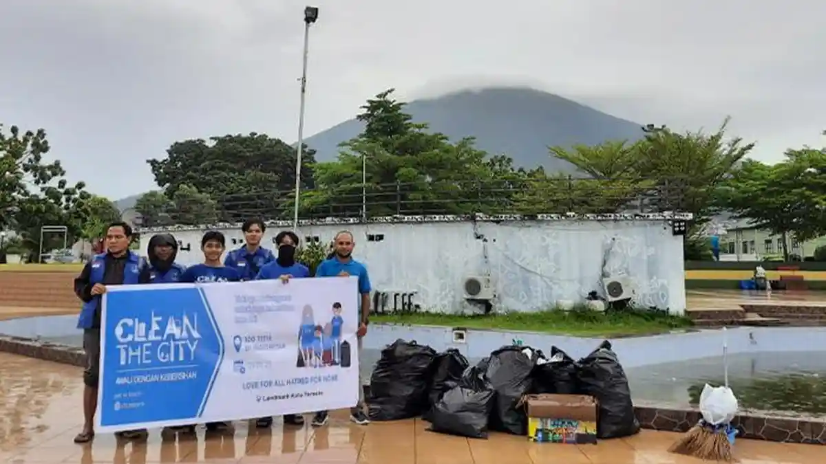 Relawan Clean The City Ternate Pulihkan Land Mark dari Sampah Malam Tahun Baru 2025