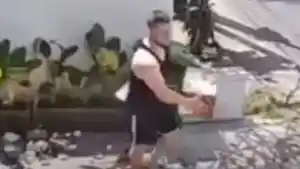 Seorang-WNA-menghamburkan-sampah-di-depan-rumah-warga-di-Bali.jpg