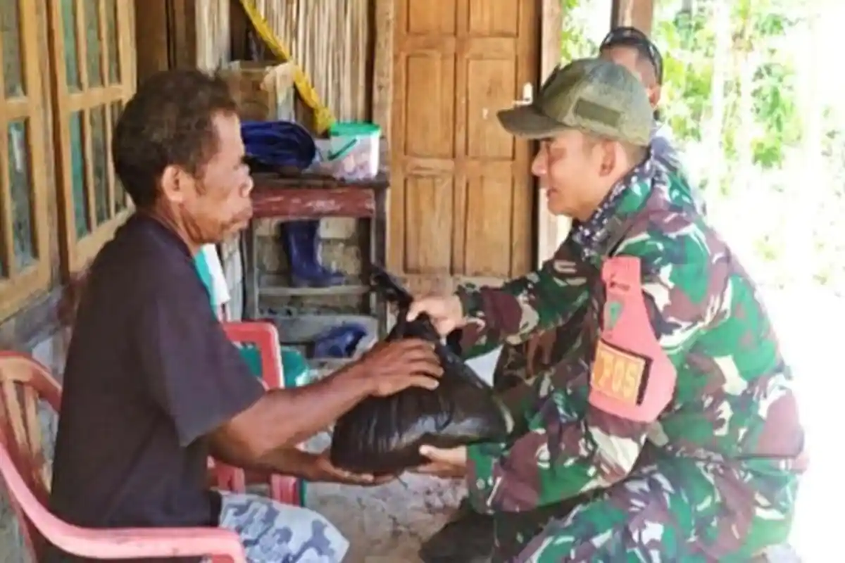 Anggota Satgas Yonif 132/BS dari Pos Naikake Beri Bantuan Sembako kepada Warga di Perbatasan RI-RDTL