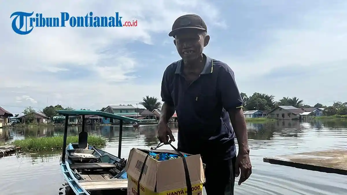 KISAH PILU Amri, Puluhan Tahun Setia Kayuh Sampan di Sungai Sambas Hingga Anaknya Kuliah di Untan