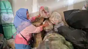Seorang-ibu-dari-Bank-Sampah-Saring-Se.jpg
