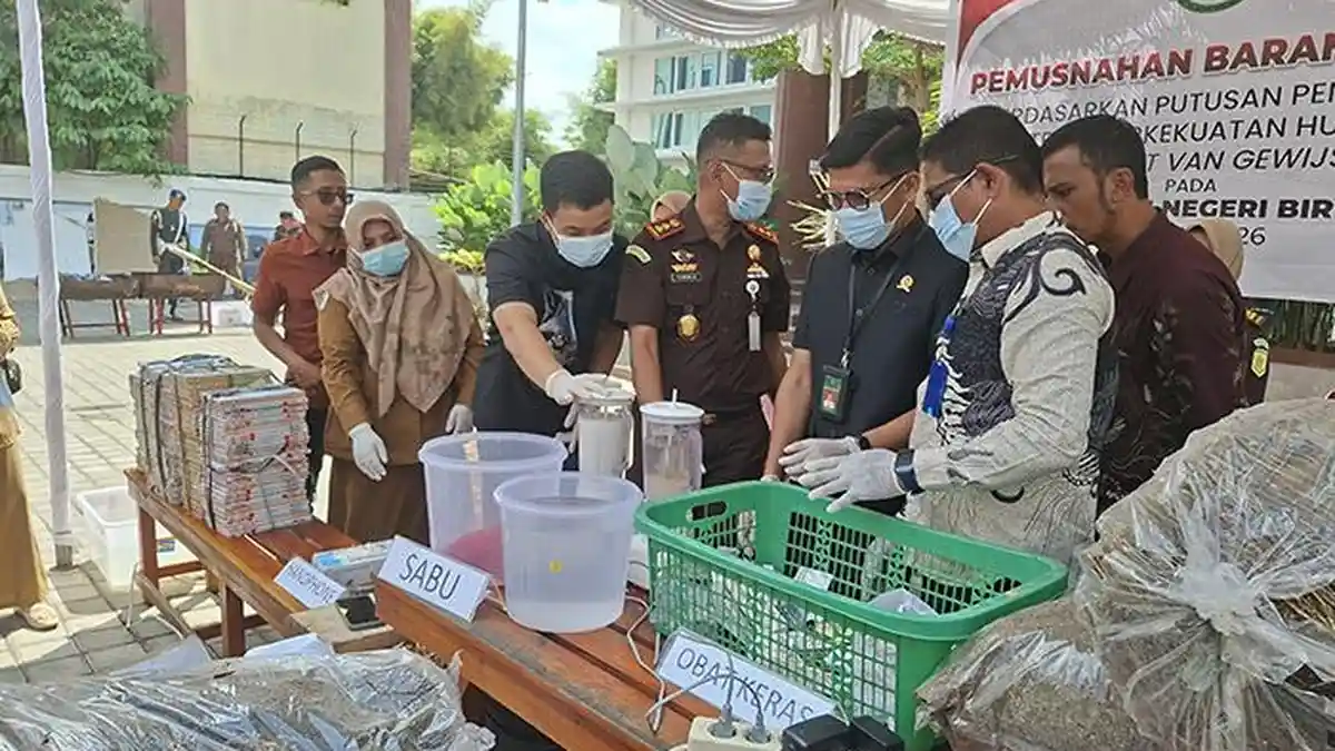 Kejari Bireuen Lakukan Pemusnahan Barang Bukti Narkotika, Bakar Ganja Kering dan Blender Sabu