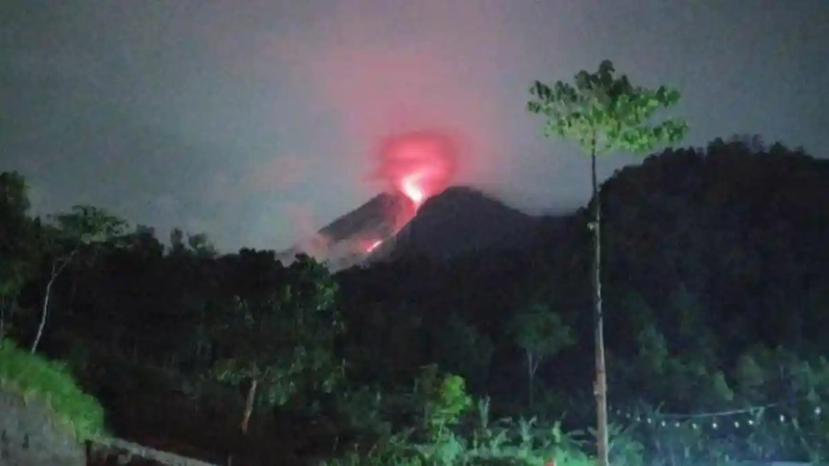 Gunung Merapi 7 Kali Muntahkan Awan panas, Warga Mengungsi ke Balai Desa