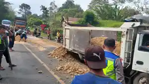 jalur-Medan-Berastagi-macet-truk-patah-As.jpg