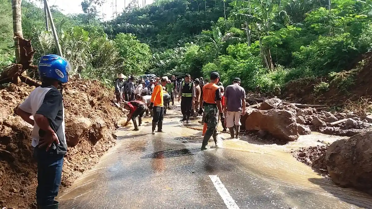 Jalan Provinsi di Desa Slatri Karangkobar Berhasil Dibuka, Namun Jalur Provinsi Masih Putus