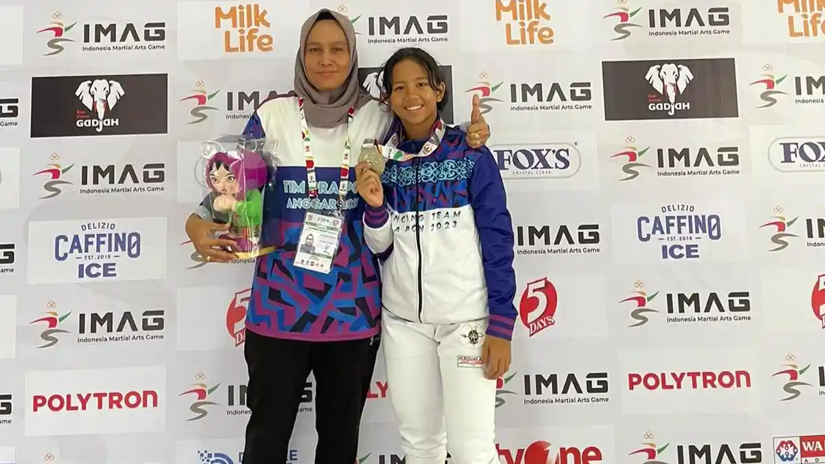 Devia Sheila Atlet Anggar Mempawah Sabet Medali Perak Pada Kejuaraan IMAG di Bekasi
