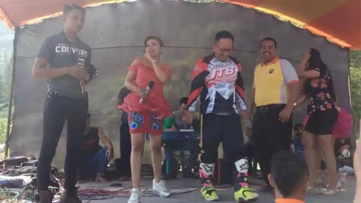 Naik Panggung, Sinoeng: Mbak Pinjam Miknya Ayo Nyanyi Bareng
