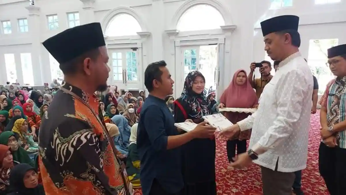 Pemko Bukittinggi Serahkan Bantuan Biaya Pendidikan Bagi ASN, S1 Dapat Rp2 Juta