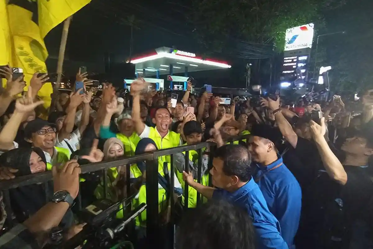 Ahmad Luthfi dan Taj Yasin Jalan Kaki Dielu-elukan Pendukung Jelang Pengambilan Nomor Urut