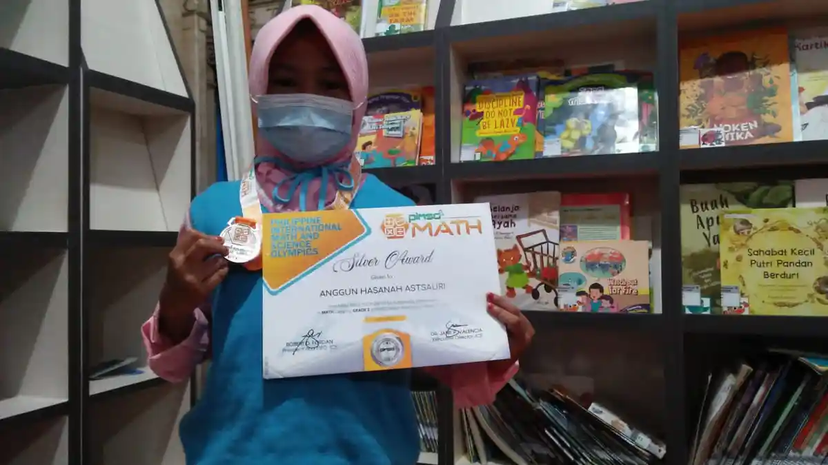 SOSOK Anggun Anak Pedagang Es Buah di Gresik Wakili Indonesia Kejuaraan Matematika Internasional