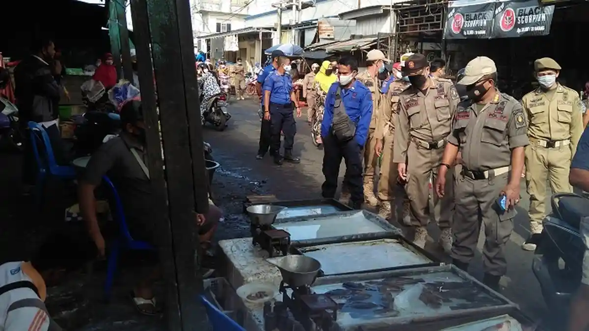 Gelar Dagangan di Badan Jalan, Pedagang di Pasar Kapuas Kena Tegur Satpol PP