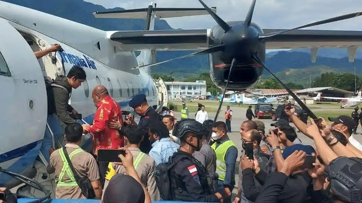 7 Informasi Terbaru soal Penangkapan Lukas Enembe, Massa Pendukung Melawan hingga Bandara Ditutup