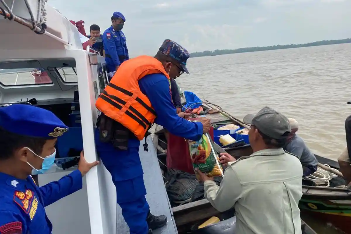 Ringankan Beban Nelayan Imbas BBM Naik, Polairud Polres Tanjabbar Berikan Bantuan Sembako