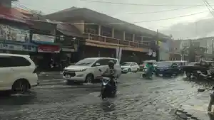 Sejumlah-kendaraan-melintasi-banjir-di-Jalan-KH-Zainul-Arifin-Selasa.jpg