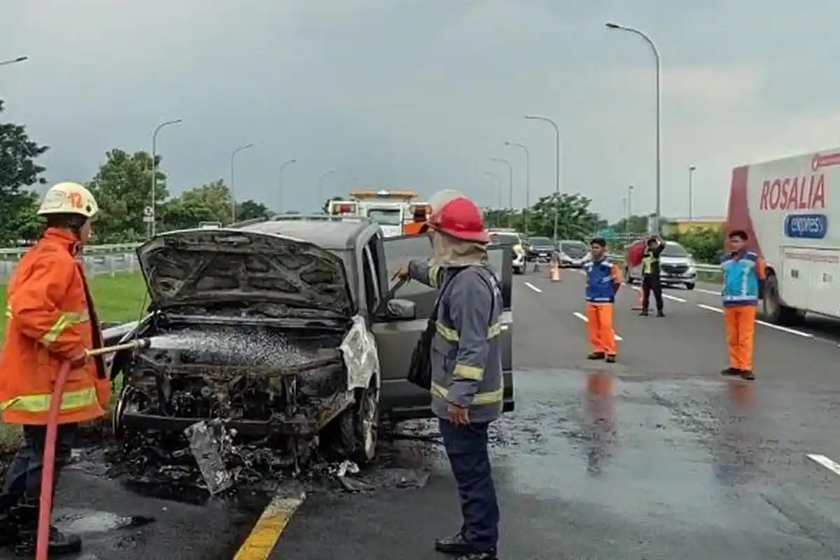 Mobil Terbakar di Tol Solo-Ngawi Wilayah Gondangrejo Karanganyar, Api Muncul dari Mesin
