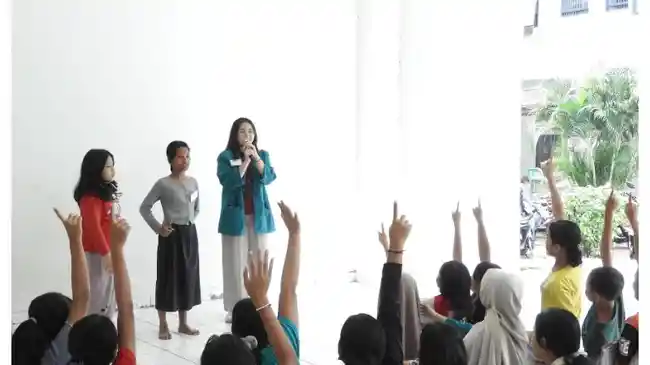 Potret Anak Rusunawa Jakarta Mengasah Kreativitas: Belajar Menulis Cerpen di Jatinegara Kaum