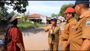 Kadis-PU-Lampung-Selatan-tinjau-jalan-rusak-di-Natar.jpg