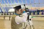 Pengecekan-hilal-di-puncak-Monas-pukul-1824-WIB.jpg