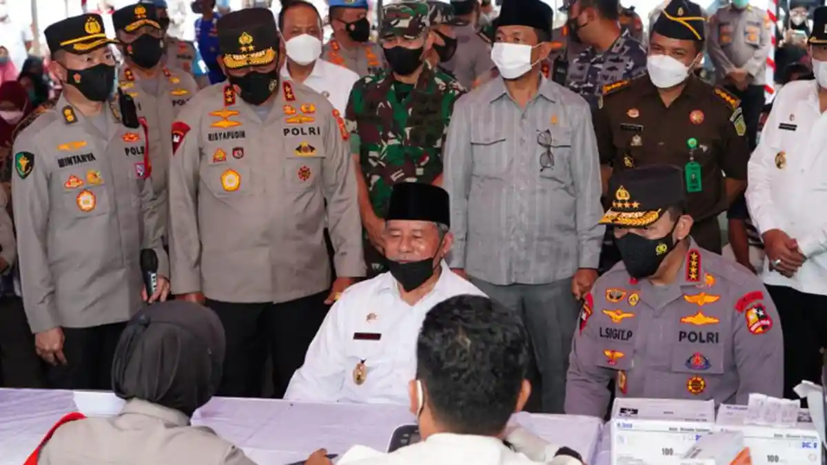 Tinjau Vaksinasi, Kapolri Minta Masyarakat Maluku Utara Terapakan Protokol Kesehatan
