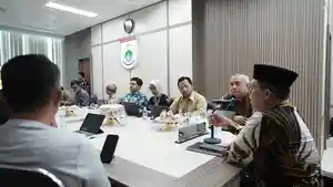 Sekretaris-Daerah-Sekda-Sulbar-Junda-Maulana-bersama-tim-PT-SMI.jpg