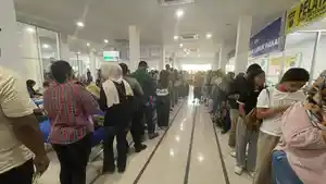 Antrean-warga-yang-ingin-mendapatkan-pelayanan-Administrasi.jpg