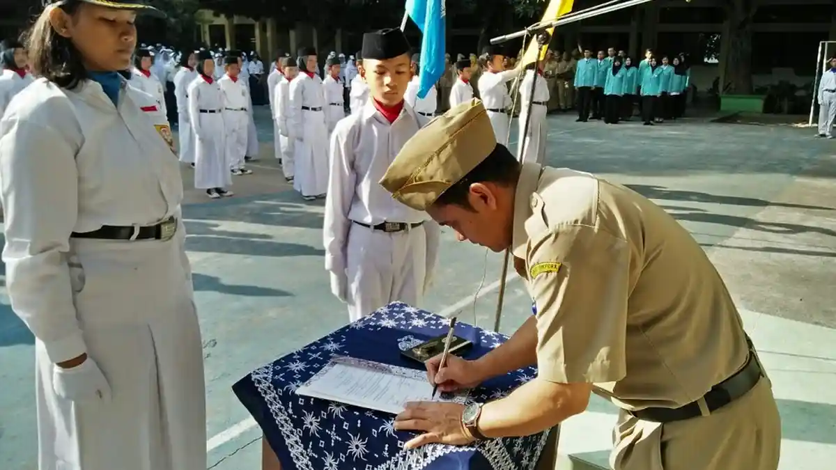 Pengurus OSIS Tahun Pelajaran 2017/2018 SMP Negeri 8 Solo Resmi Dilantik