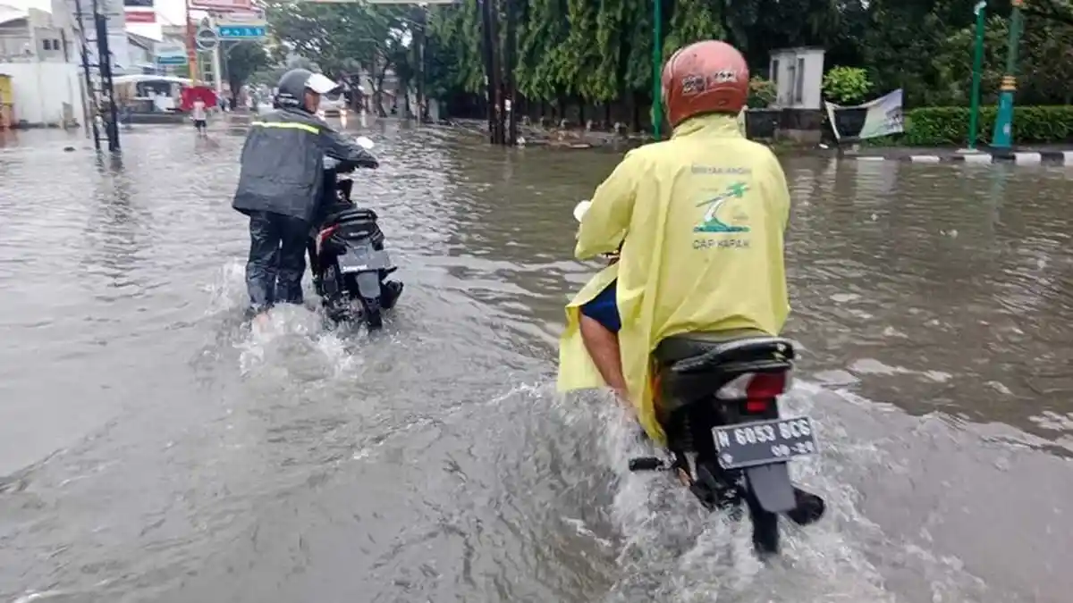 Dua Mahasiswa Tewas Tersengat Arus Listrik Saat Terebos Banjir