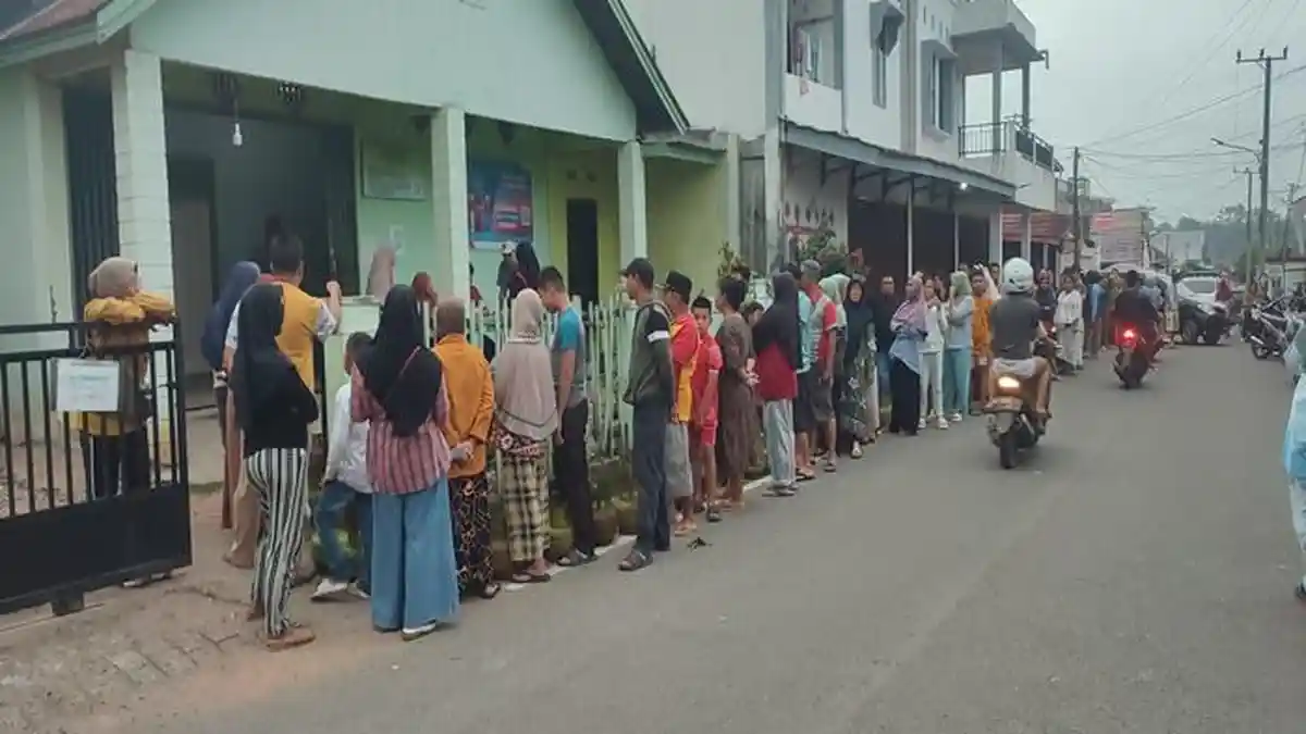 Lagi! LPG 3 Kg Langka di Pagar Alam, Warga Antre Panjang di Pangkalan, Harganya Rp27 Ribu per Tabung
