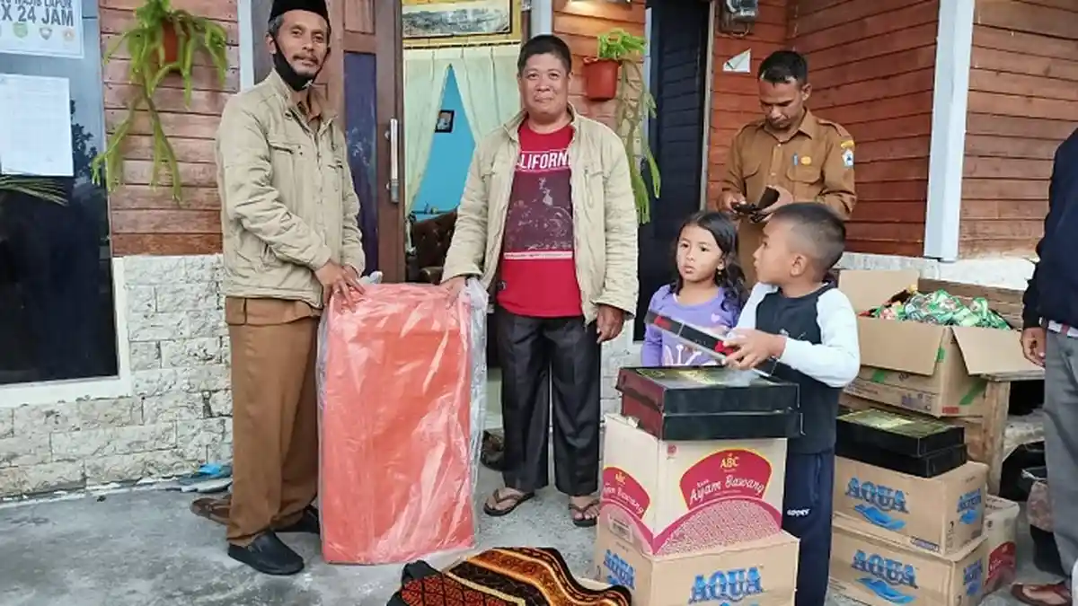 BPBD Bener Meriah Serahkan Tenda untuk Korban Angin Puting Beliung