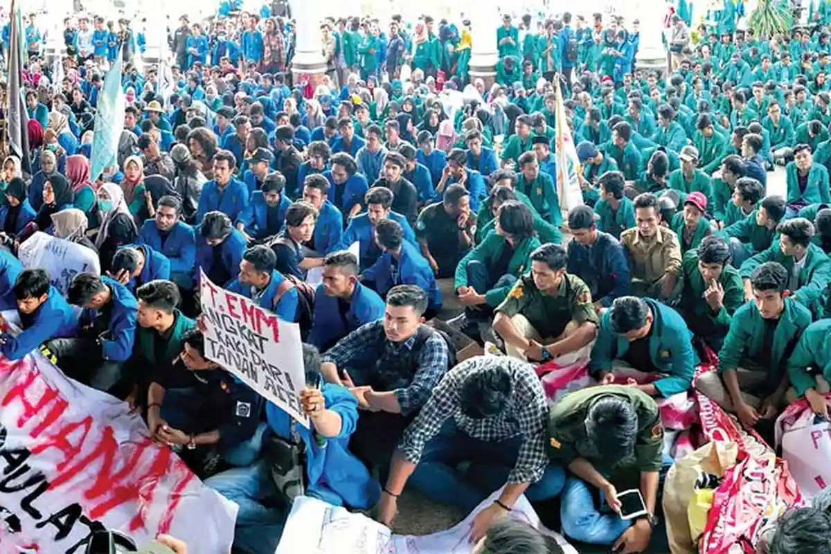 Demo Tolak Izin Tambang Rusuh