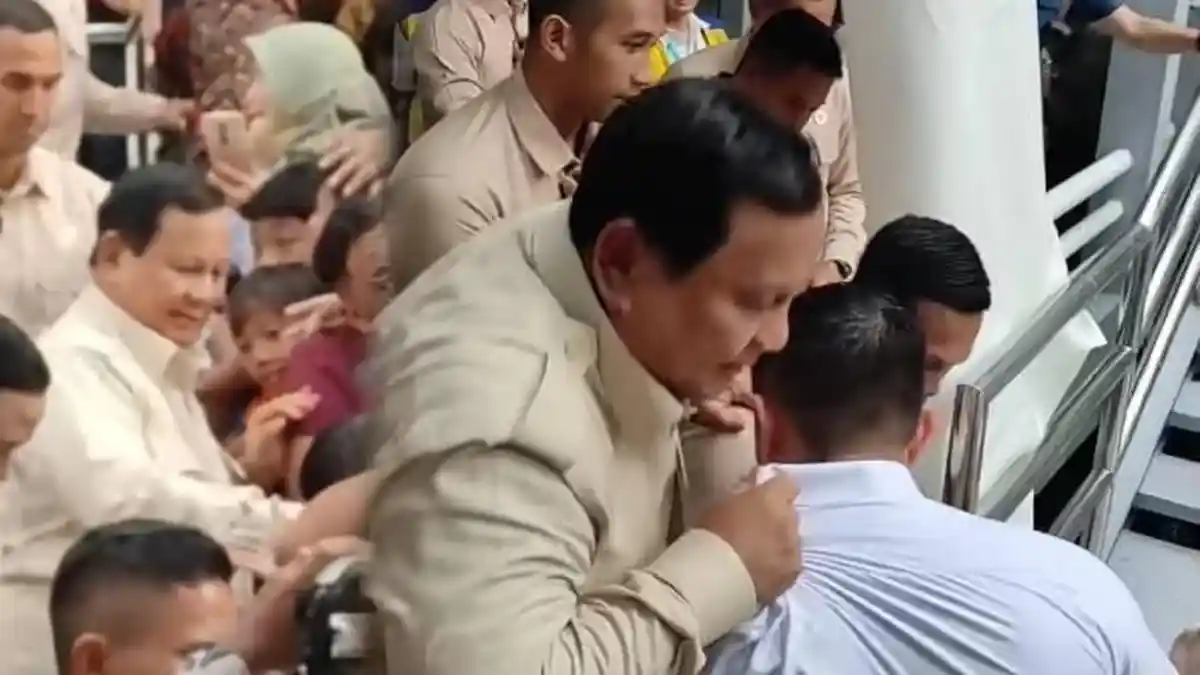 Viral Video Presiden Prabowo Lompat Pagar Demi Ketemu Bocil-bocil yang Memanggil, Seskab Teddy Panik