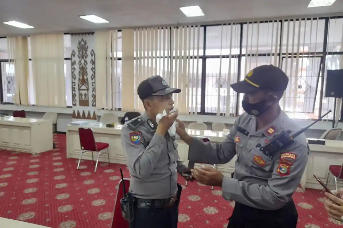 Aksi Tolak UU Omnibus Law di DPRD Lampung Ricuh, 1 Anggota Polisi Terluka Kena Lemparan Batu